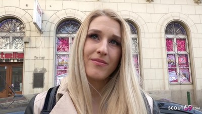 Молодая студентка, закончивши пары, принимает участие в анальном порно кастинге.