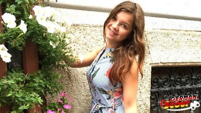 18-летняя девушка пошла в гости к своей подруге и встретила привлекательного парня.
